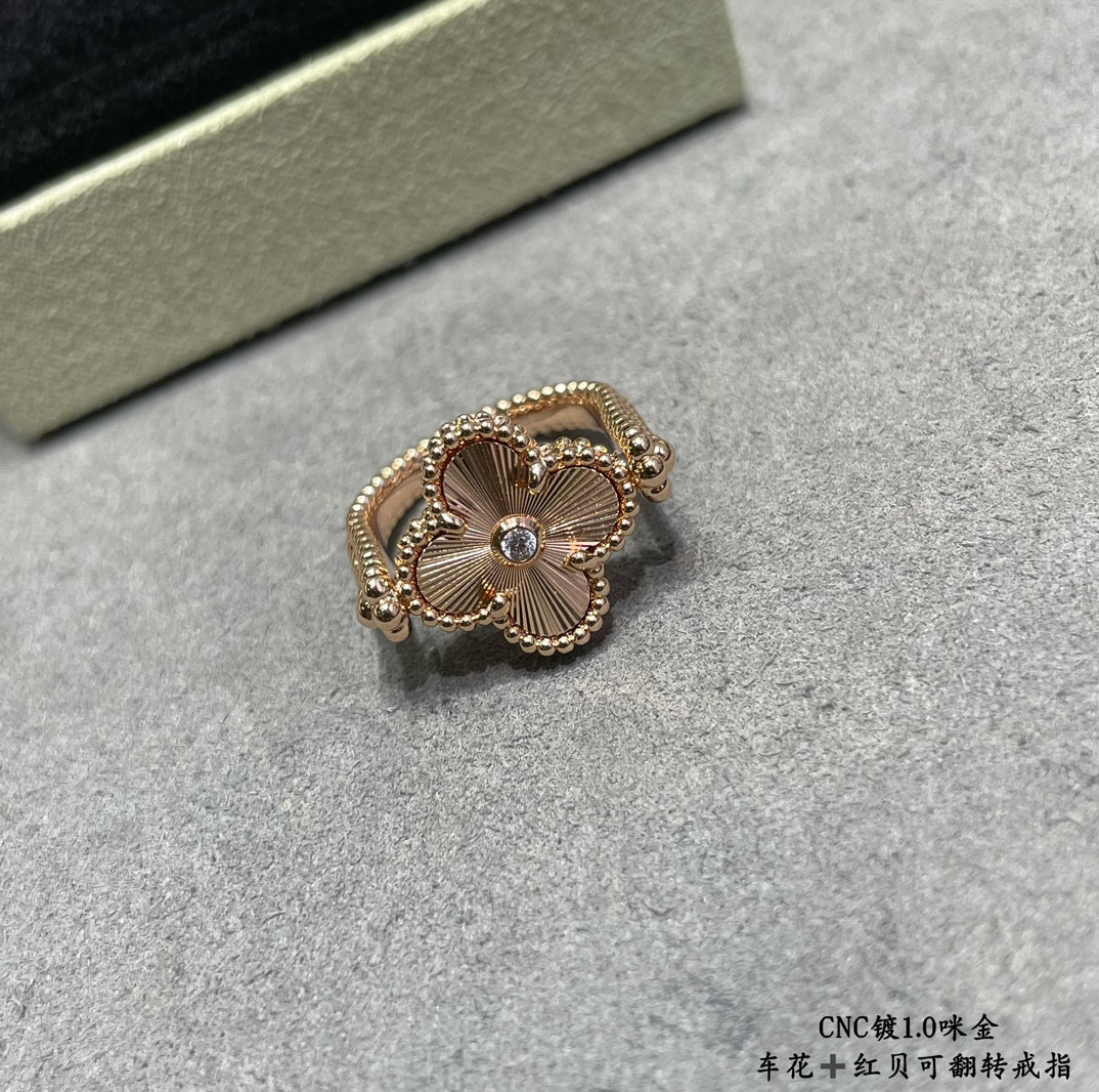 V*N CL*F & arpels flippable four-leaf clover ring