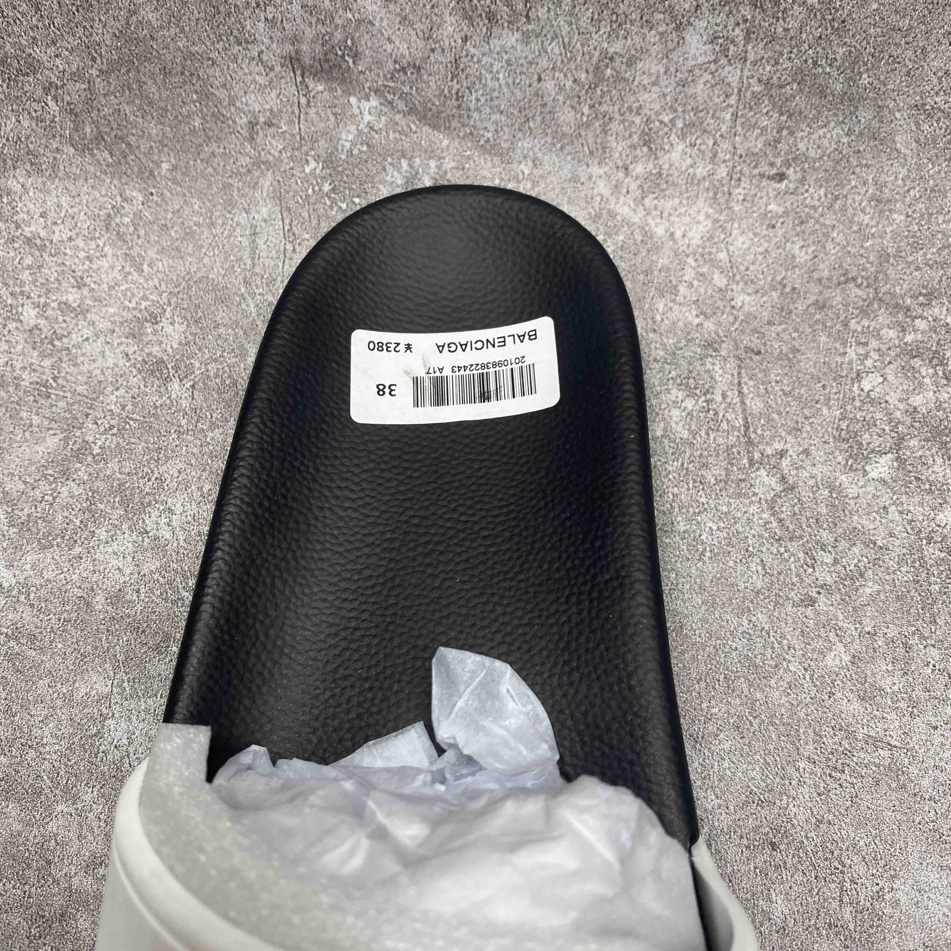 Ba*len*cia*ga pool slides logo white black