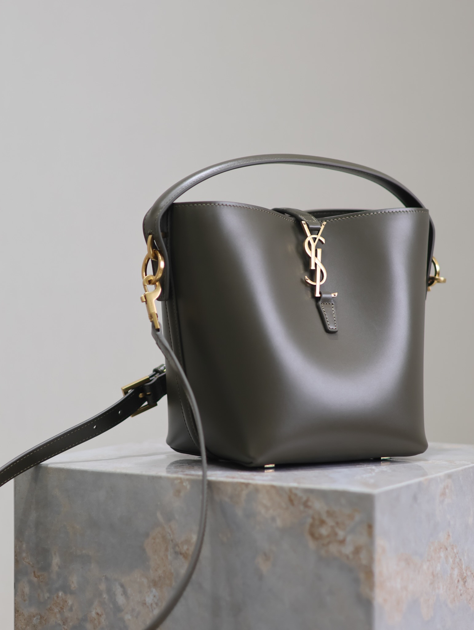 Y*L le 37 in shiny leather 17x20x13cm