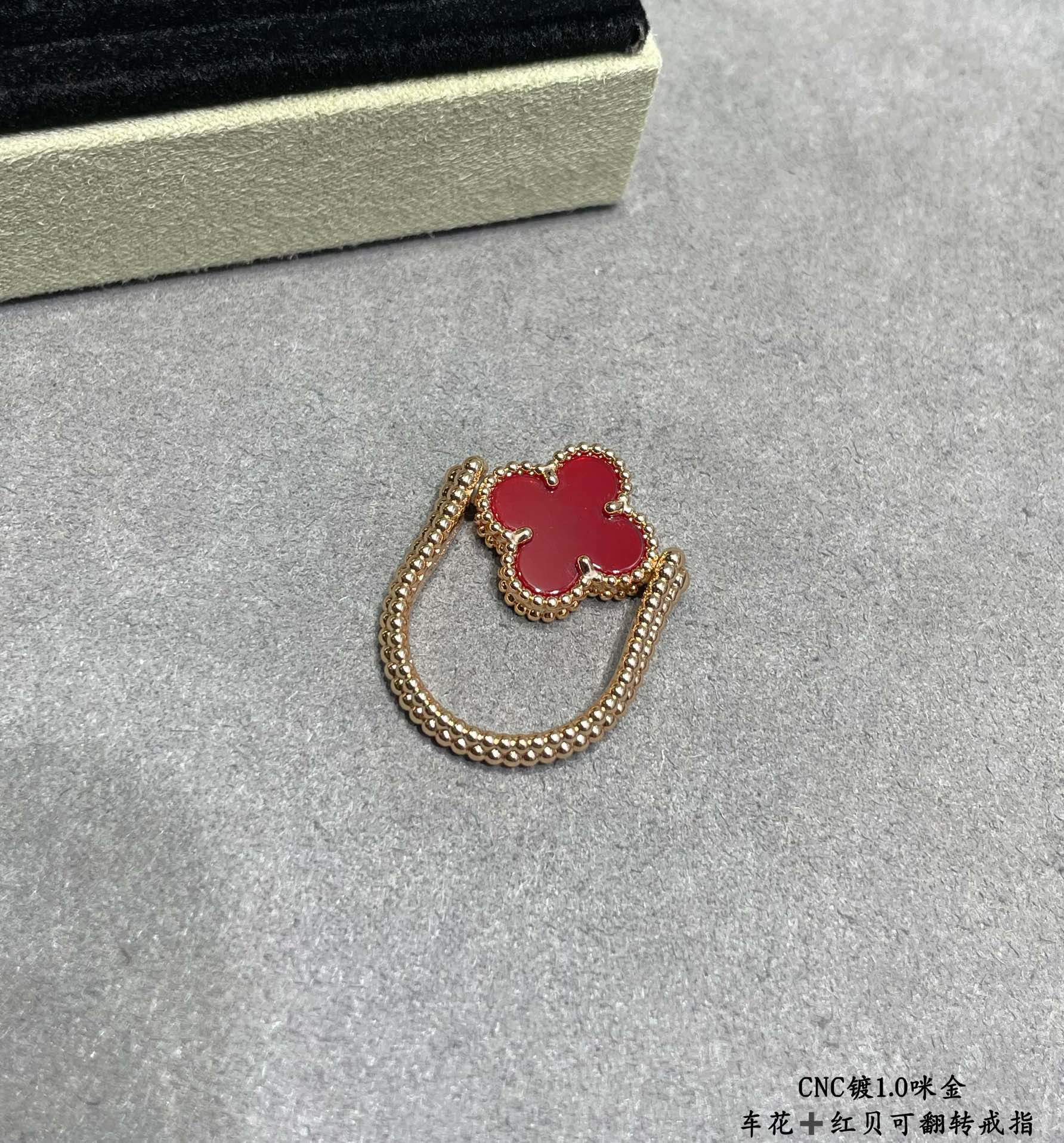 V*N CL*F & arpels flippable four-leaf clover ring