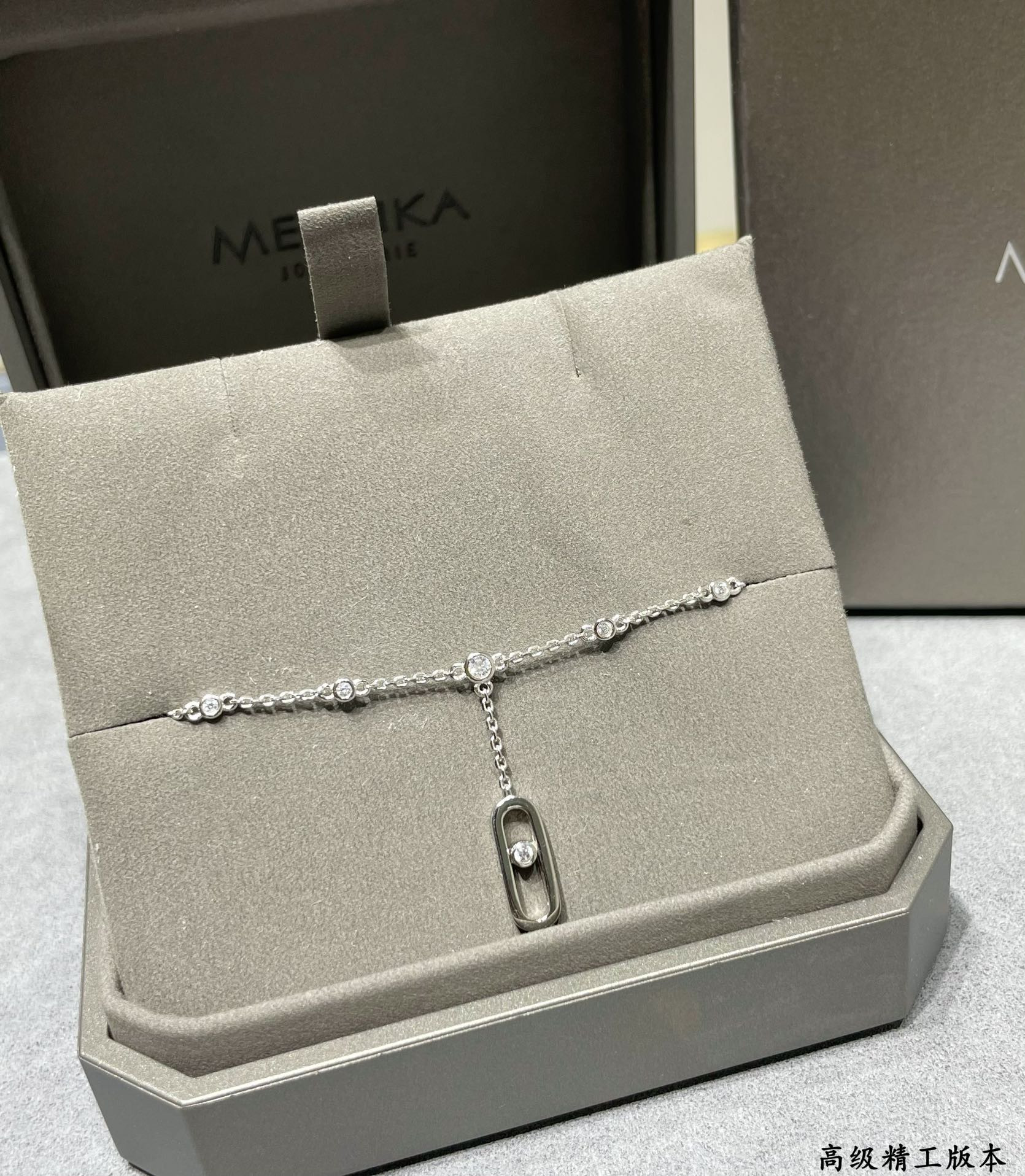 Mes1kaa vertical polished single di*m*nd moving bracelet