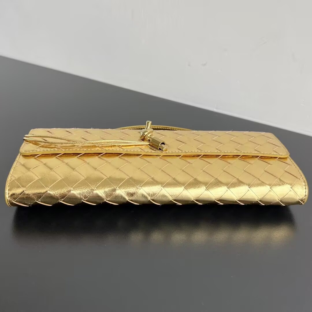 bo*te*ga Ve*ne*ta long clutch andiamo with handle