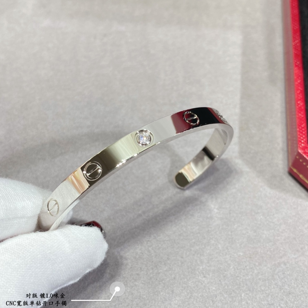 ca*t*er wide single Di*m*nd open love bracelet