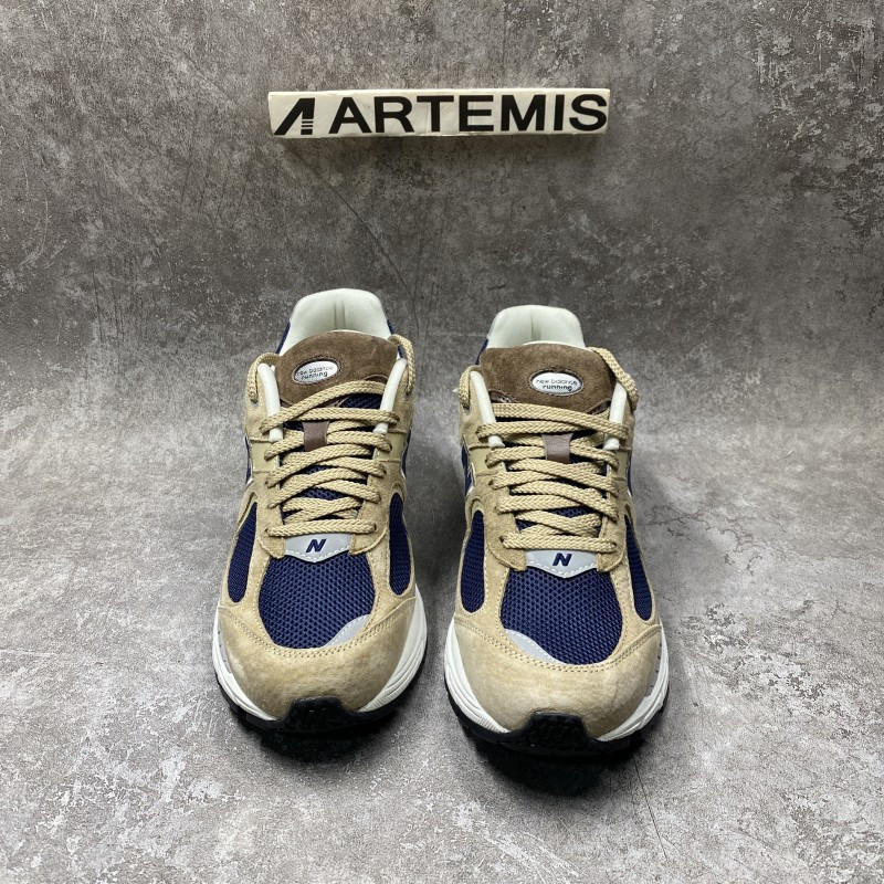 new Ba1an*e 2002r beige navy blue