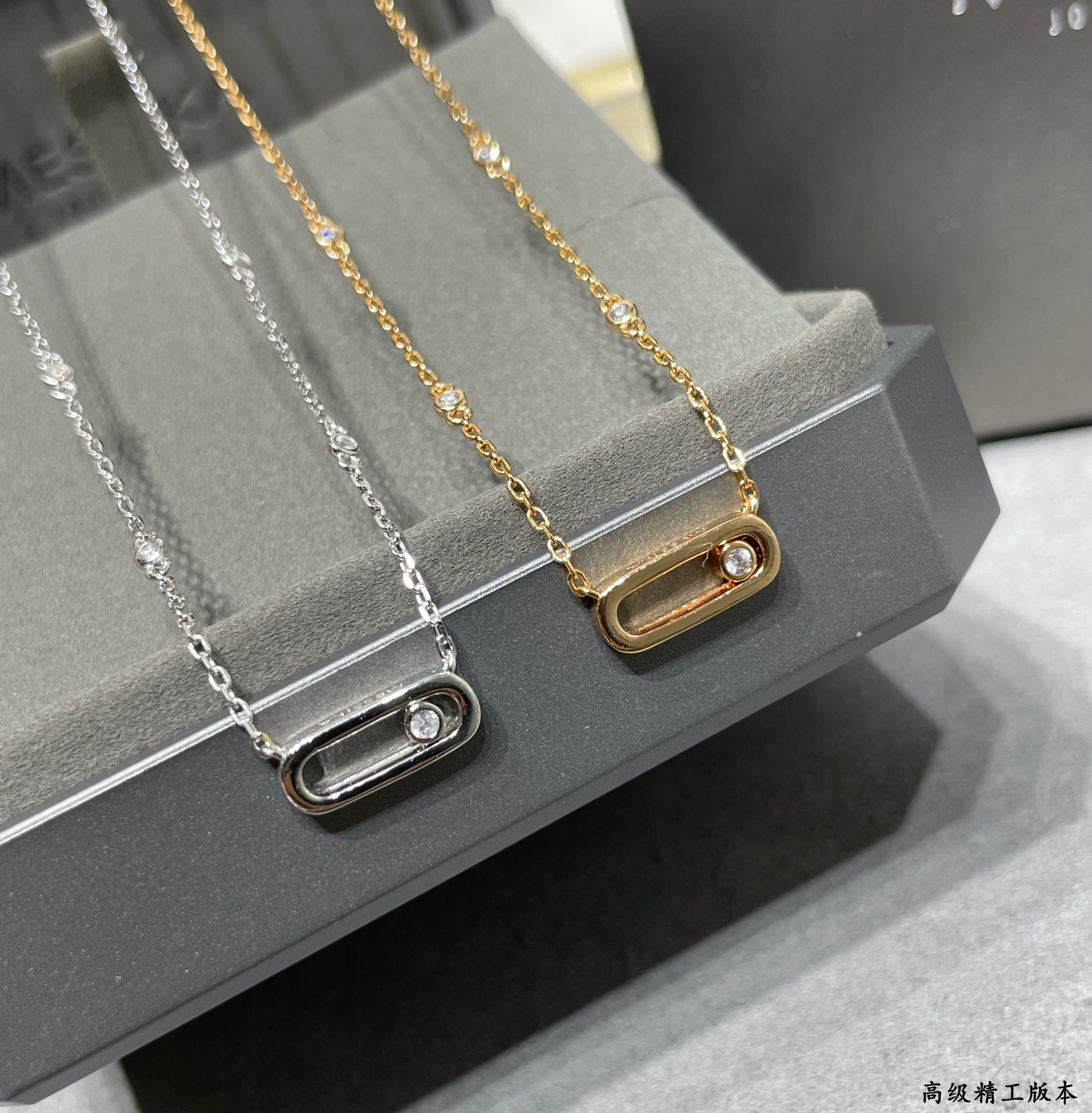 Mes1kaa polished single di*m*nd moving necklace