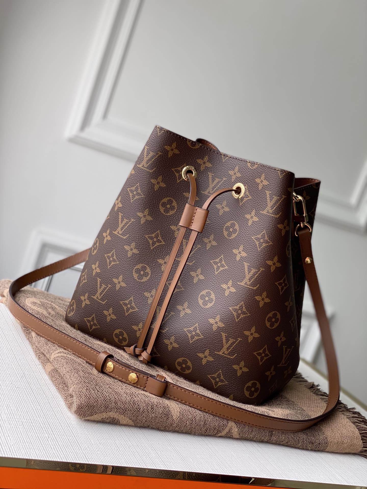 LV NéoNoé MM M44887 10.2 x 10.2 x 6.9 inches