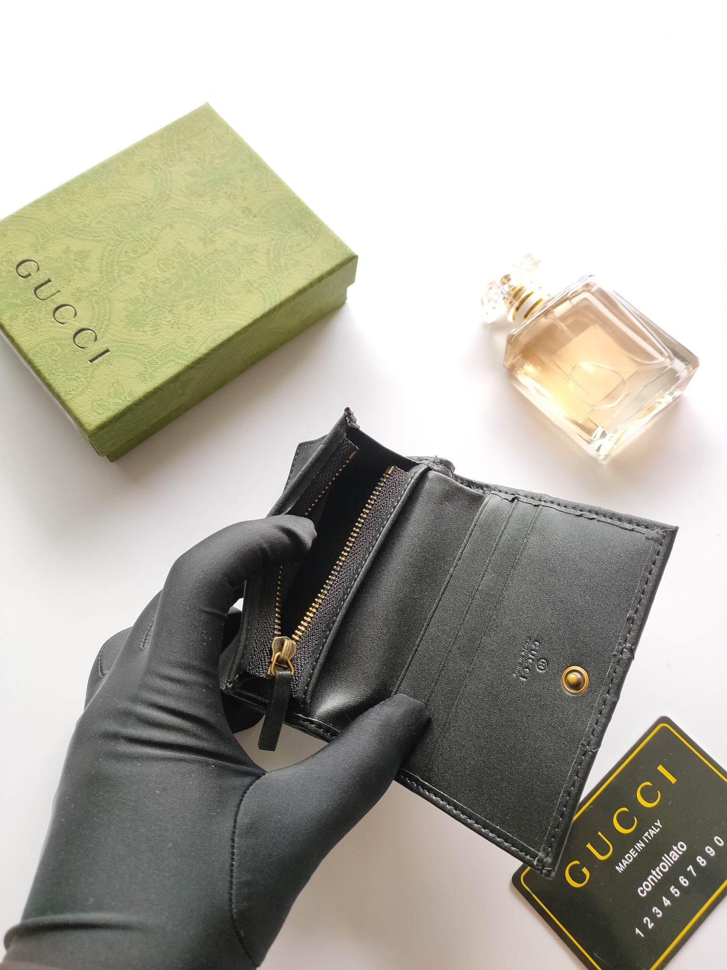G*u*i gg  card case wallet