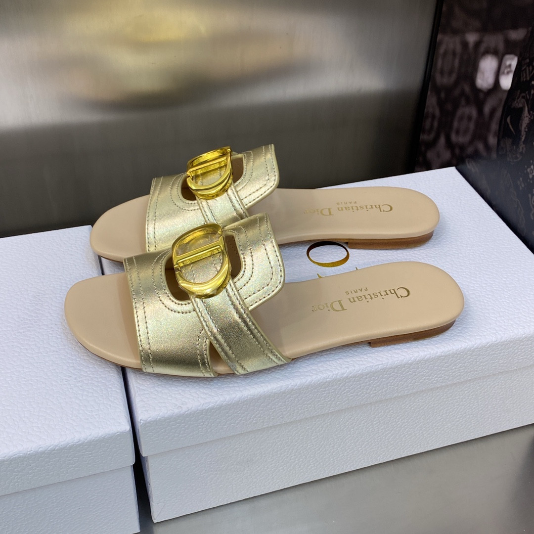 ua D*or 30 montaigne slide