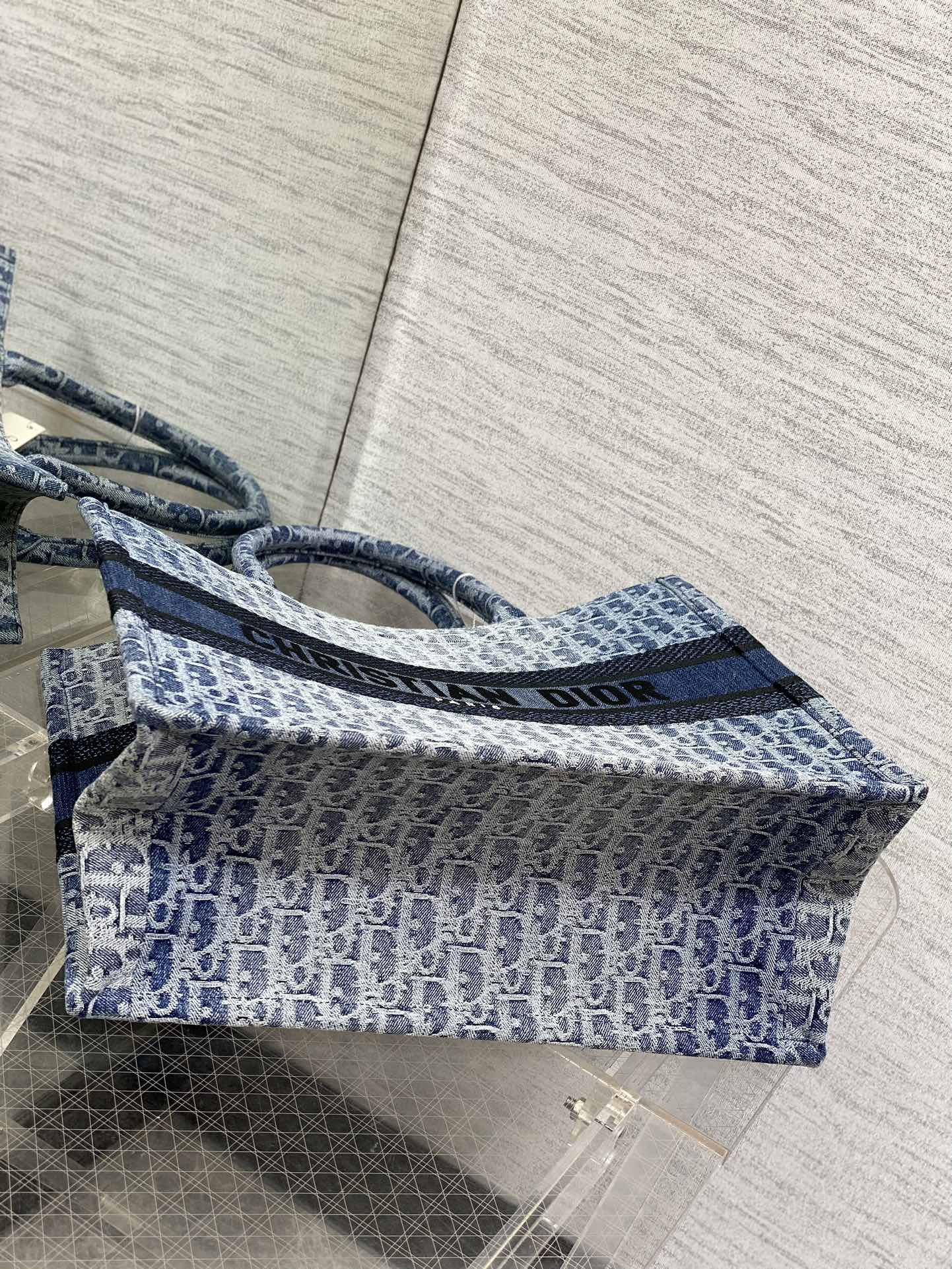 medium d*or book tote blue De*1m d*or oblique jacquard 36 x 27.5 x 16.5 cm