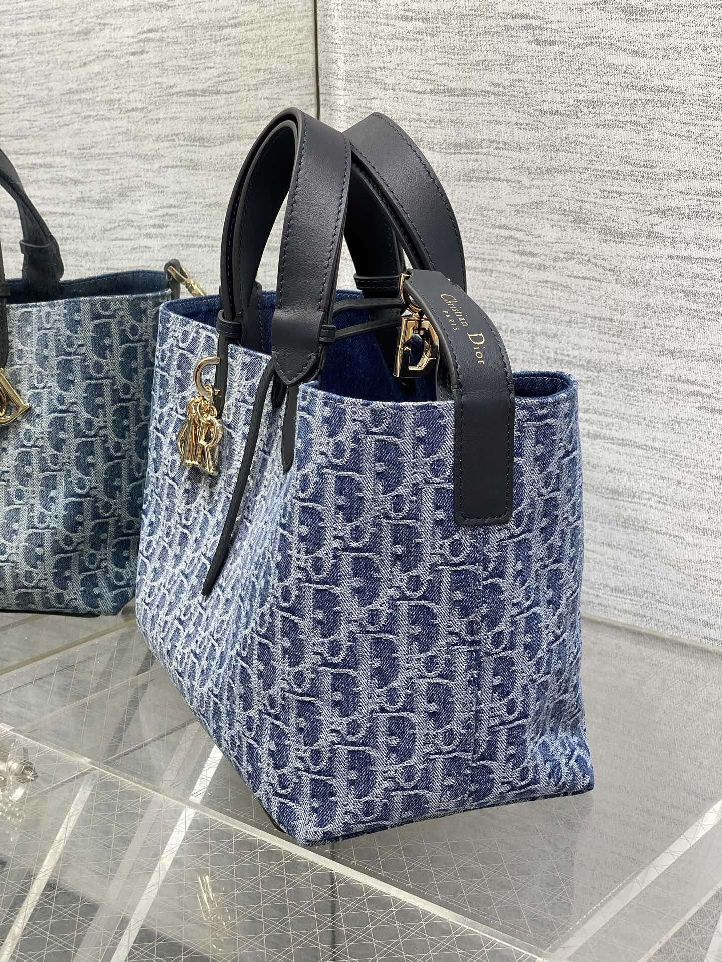 medium d*or toujours bag blue De*1m d*or oblique jacquard 28.5 x 21.5 x 17 cm