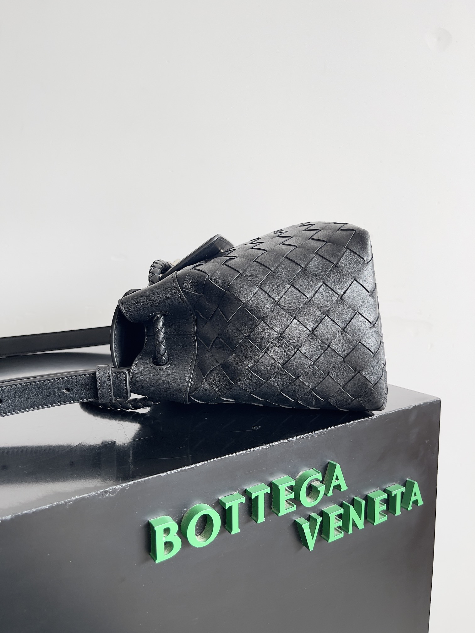 bo*te*ga Ve*ne*ta small andiamo messenger 29x20x13cm