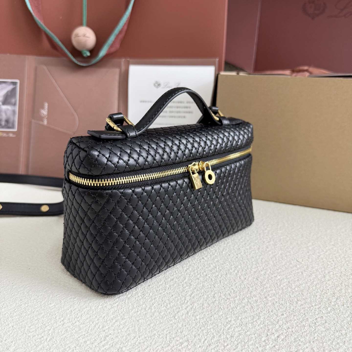 L**o p*ana extra pocket l19 lambskin 19x11.5x7cm