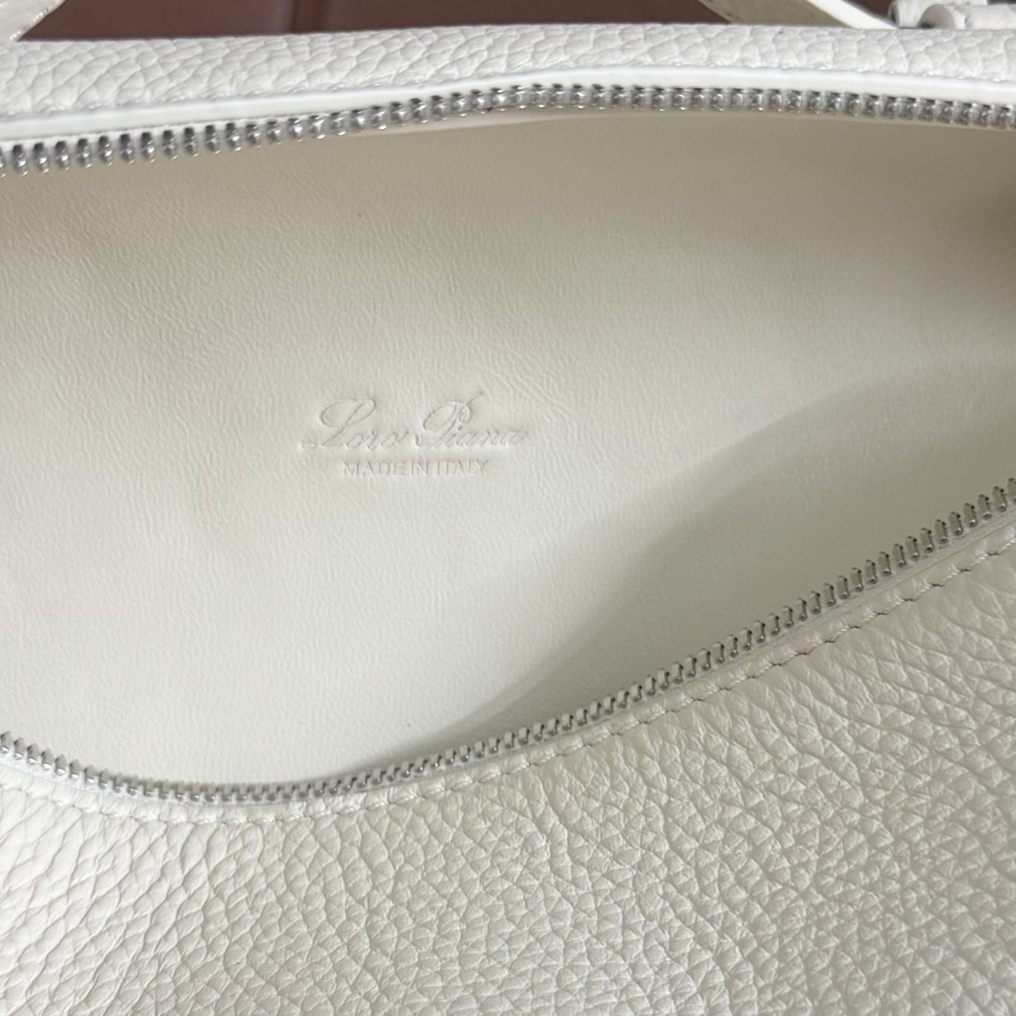 L**o p*ana extra pocket l19  grained calfskin 11 x 19 x 6.5 cm