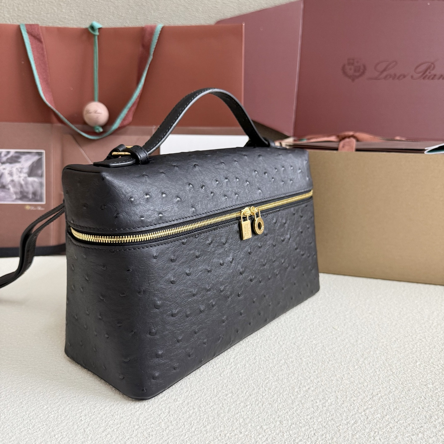 L**o p*ana extra pocket l27 ostrich-grained leather 16x27x10cm