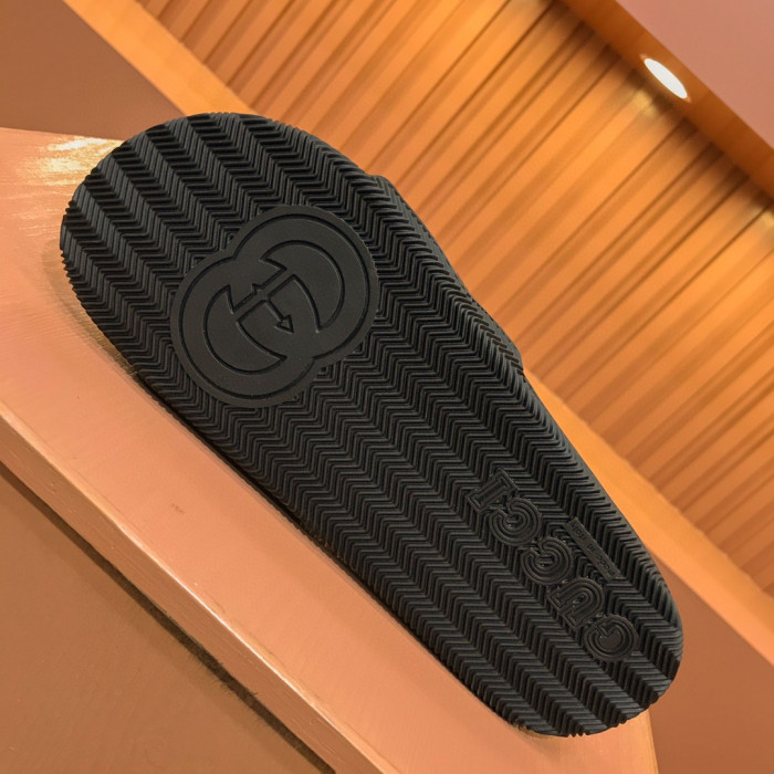 G*u*i slippers