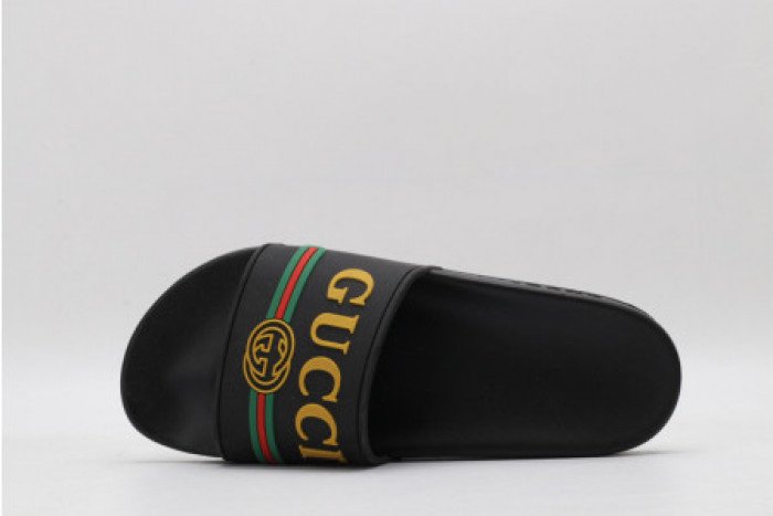 G*u*i slippers