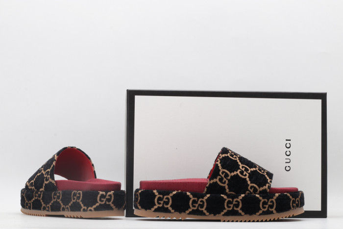 G*u*i slippers