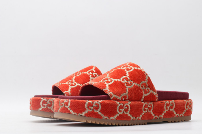 G*u*i slippers