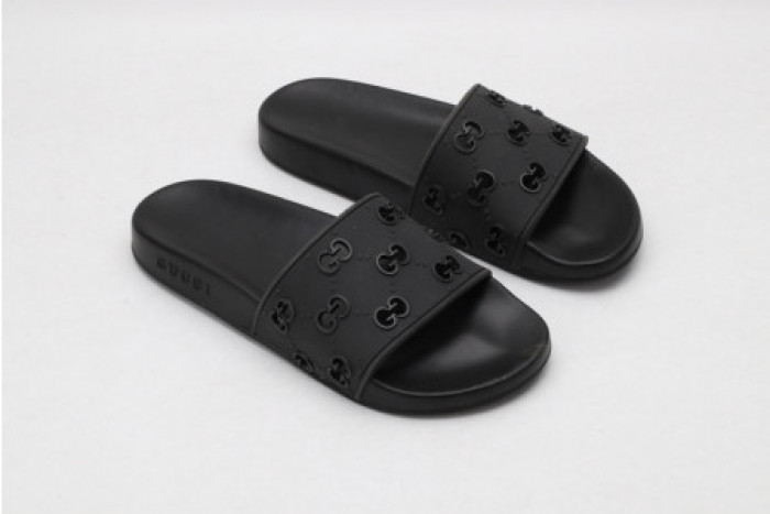 G*u*i slippers