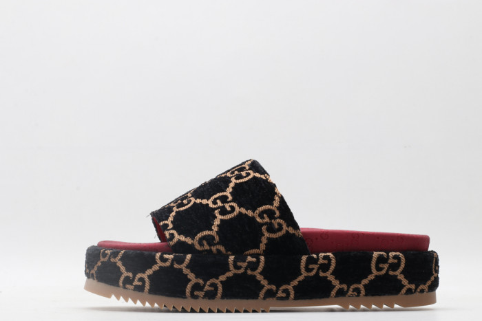 G*u*i slippers