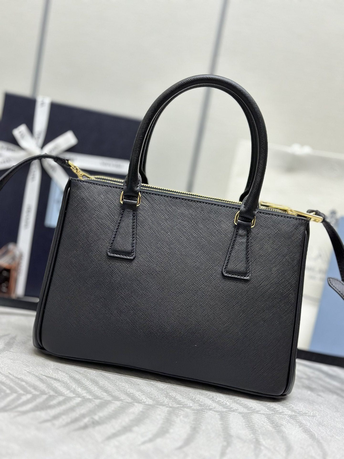 Pra*a galleria medium saffiano leather bag 28x20x12cm