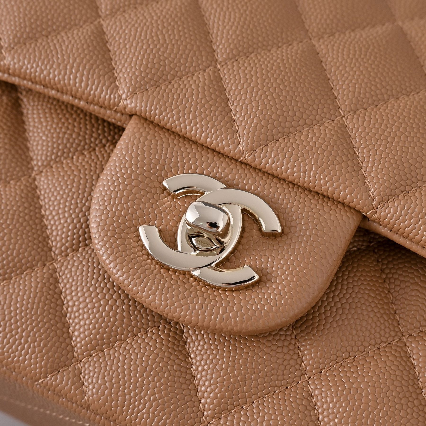 Ch**el classic flap handbag caramel with light gold hardware and caviar leather a01113 23x14.5x6cm
