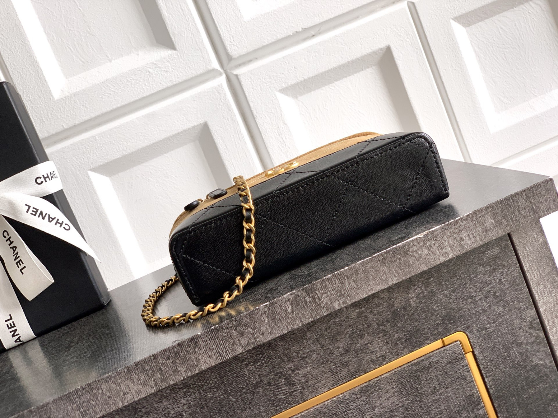 Ch**el vanity with chain ap5186 17x19.5x5cm