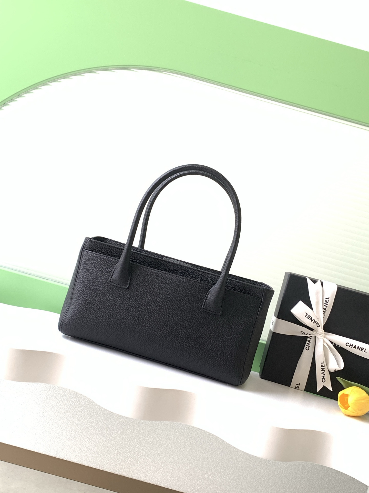 Ch**el executive cerf tote 32x17.5x13cm
