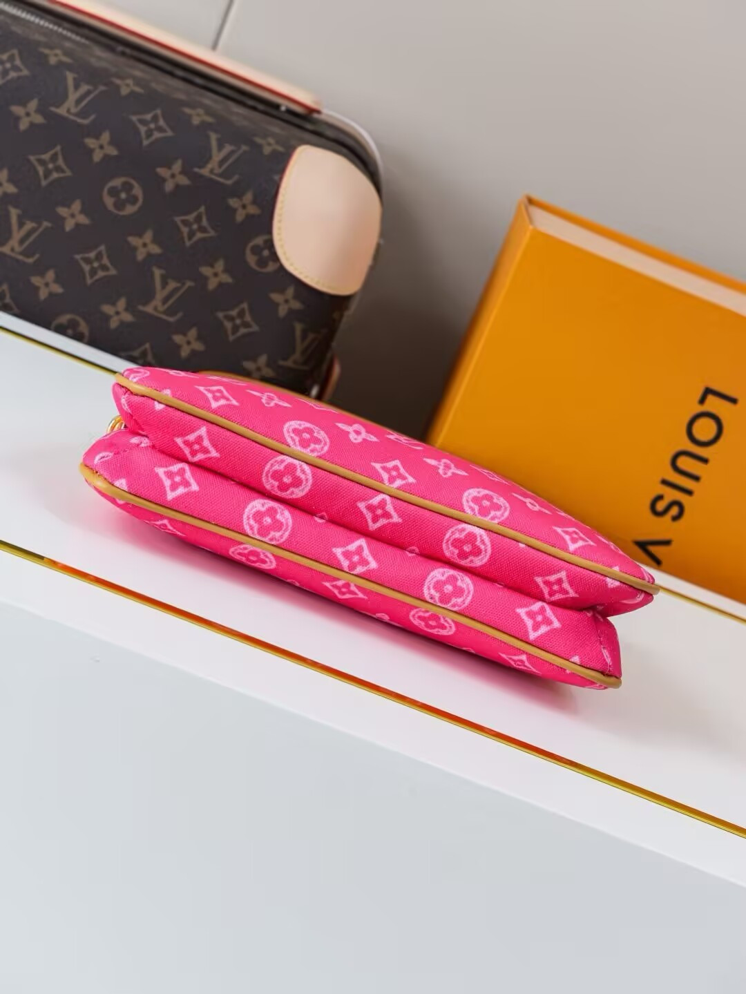 LV Pochette Liv M27719 24.5x13.5x6.5cm