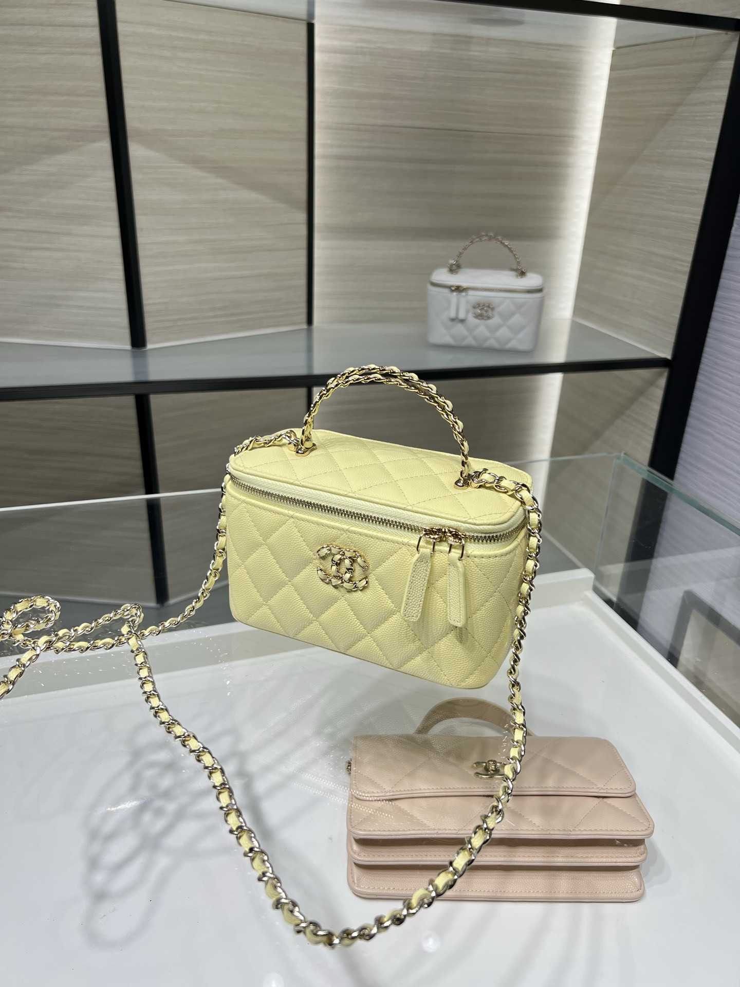 Ch**el vanity with chain ap5182 9.5x17x8cm