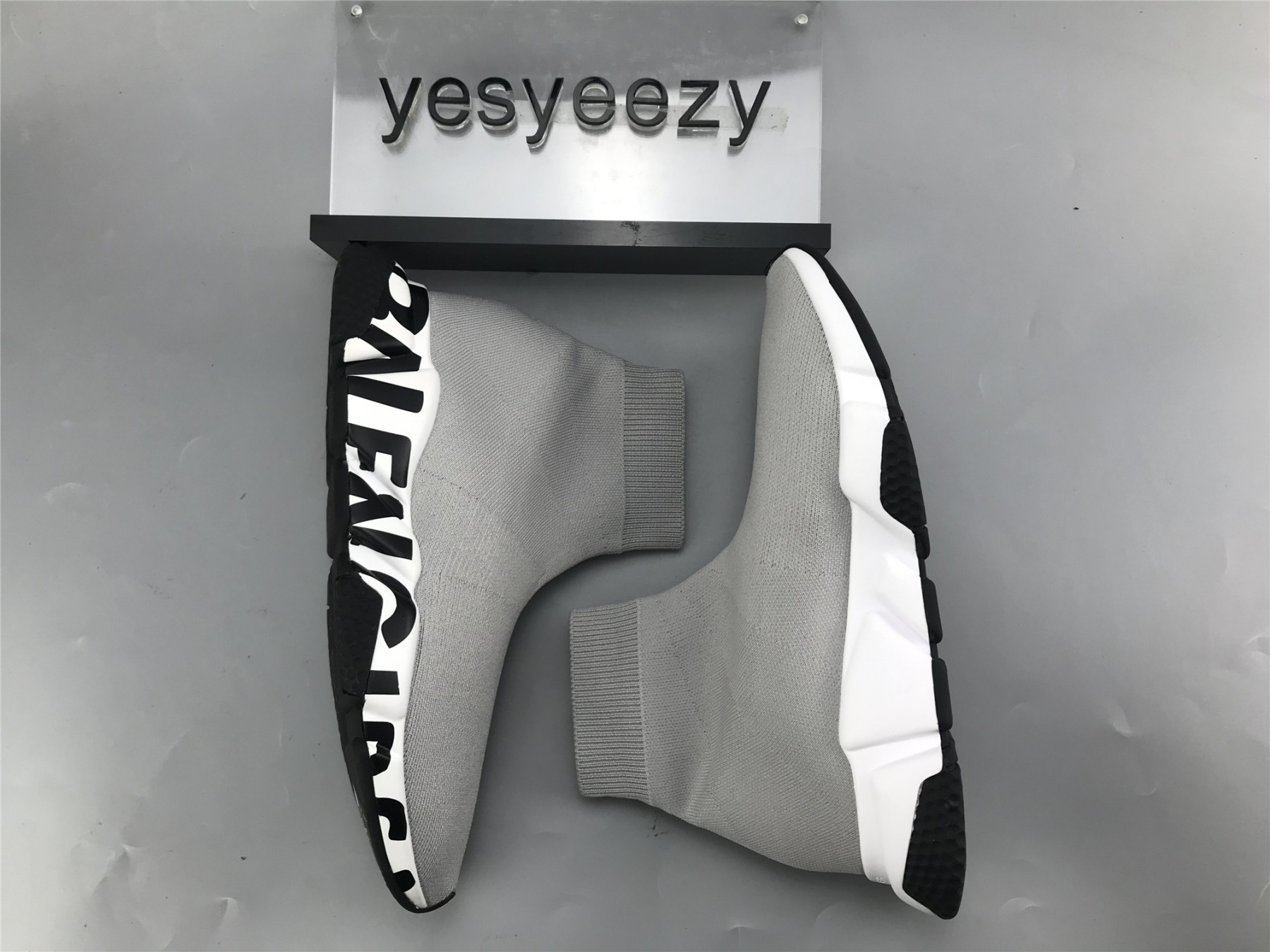 UA GRAFFITI SPEED SNEAKER GRAY BLACK WHITE