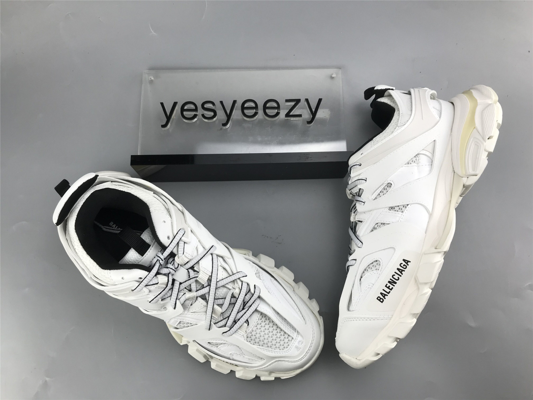 UA TRACK TRAINER WHITE BLACK
