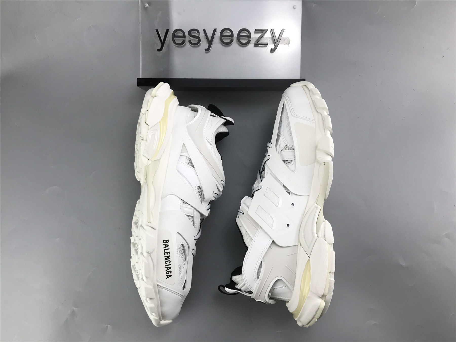 UA TRACK TRAINER WHITE BLACK