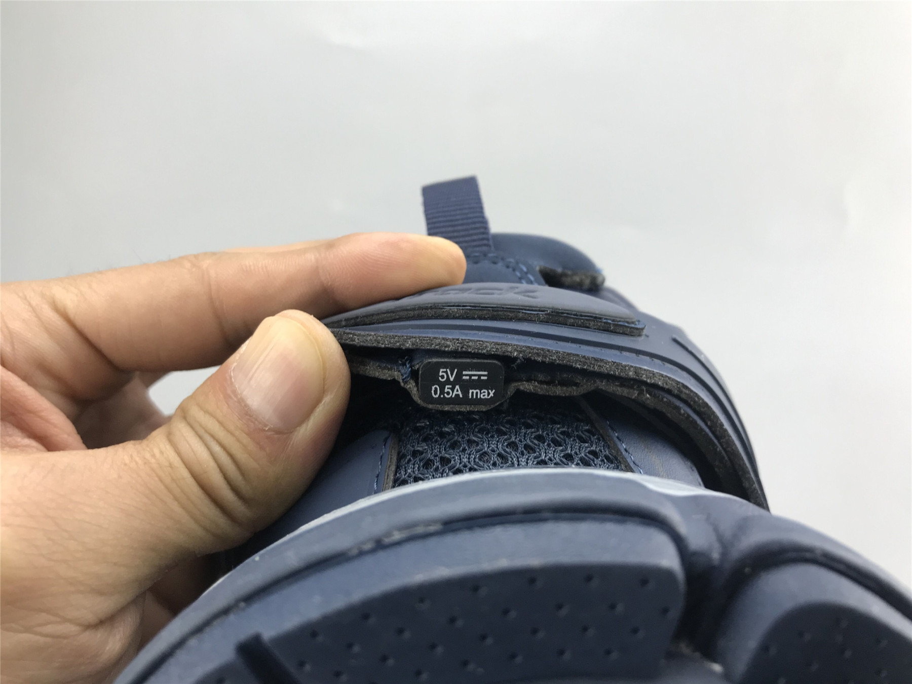 UA TRACK TRAINER DARK NAVY WITH LED LIGHTS