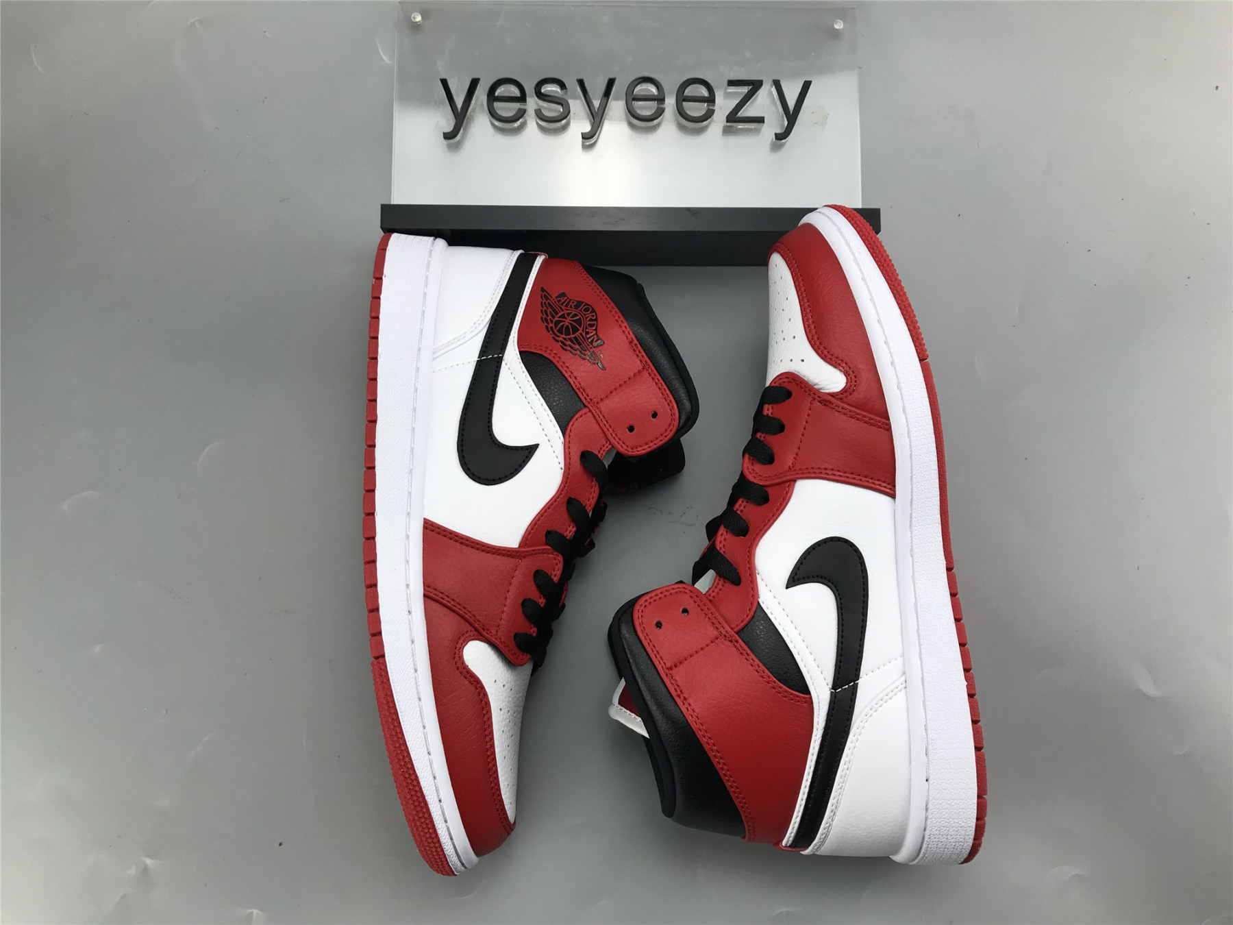 UA AIR JORDAN 1 MID 