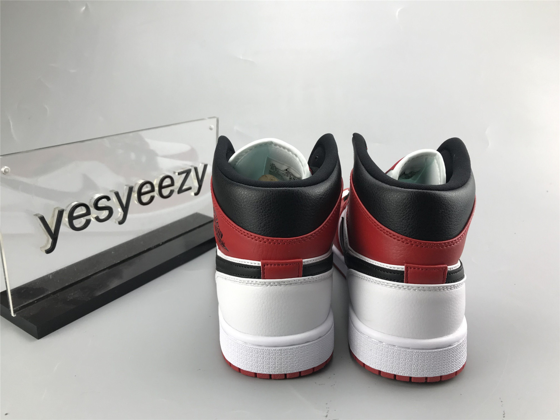 UA AIR JORDAN 1 MID 