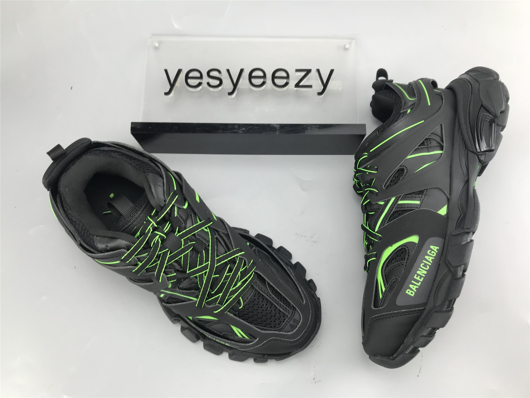UA TRACK TRAINER BLACK GREEN SNEAKER