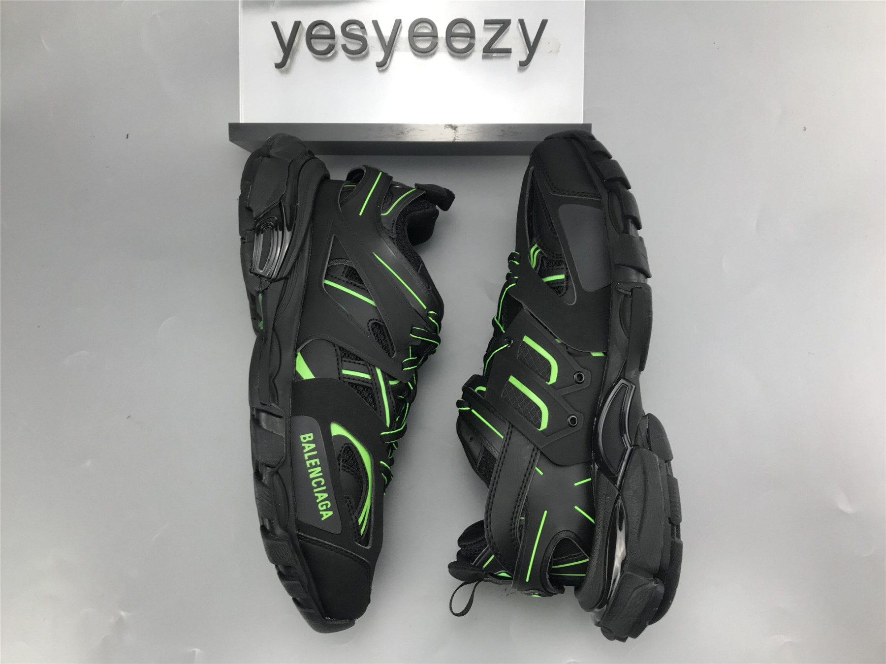 UA TRACK TRAINER BLACK GREEN SNEAKER