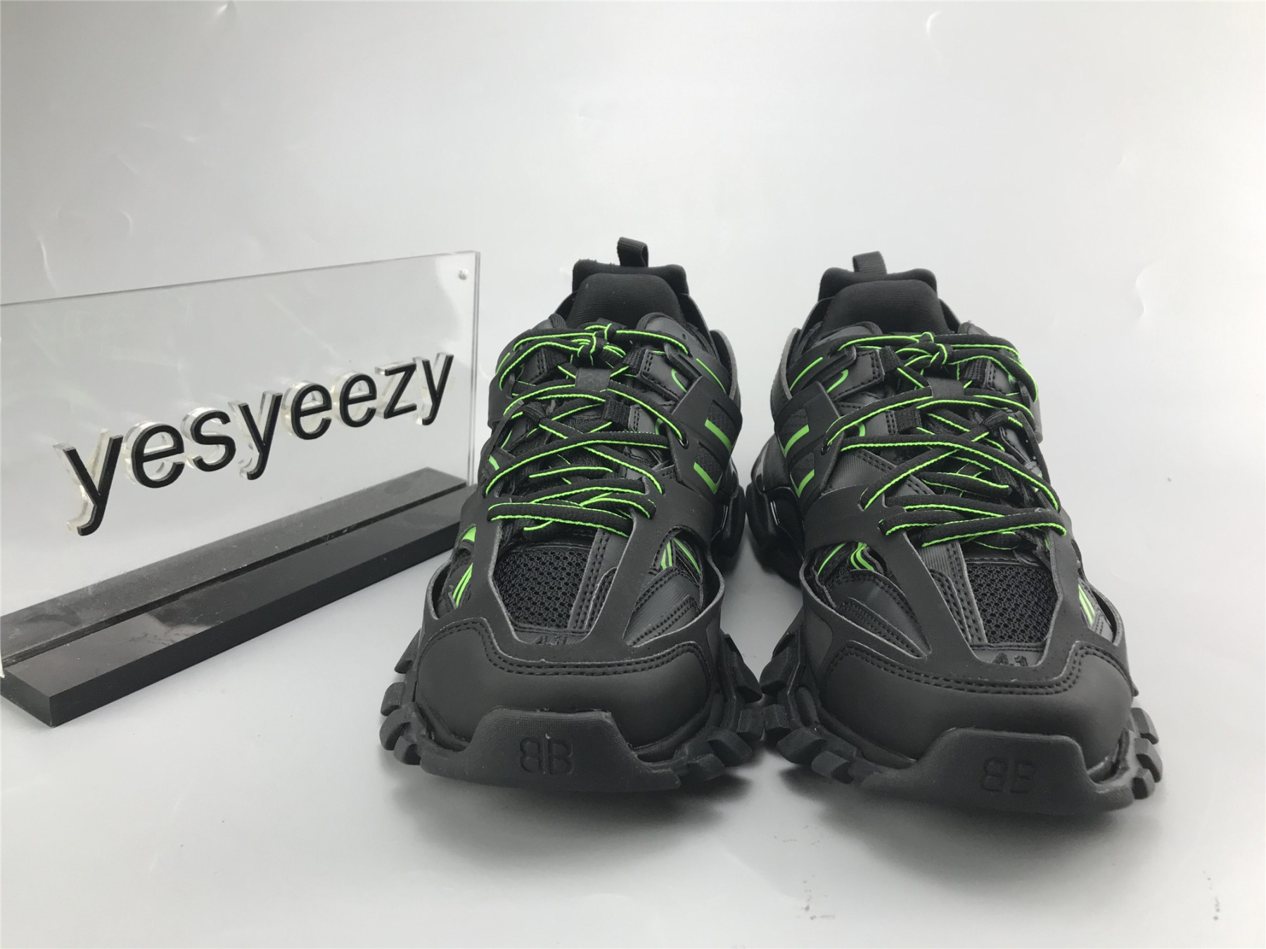 UA TRACK TRAINER BLACK GREEN SNEAKER