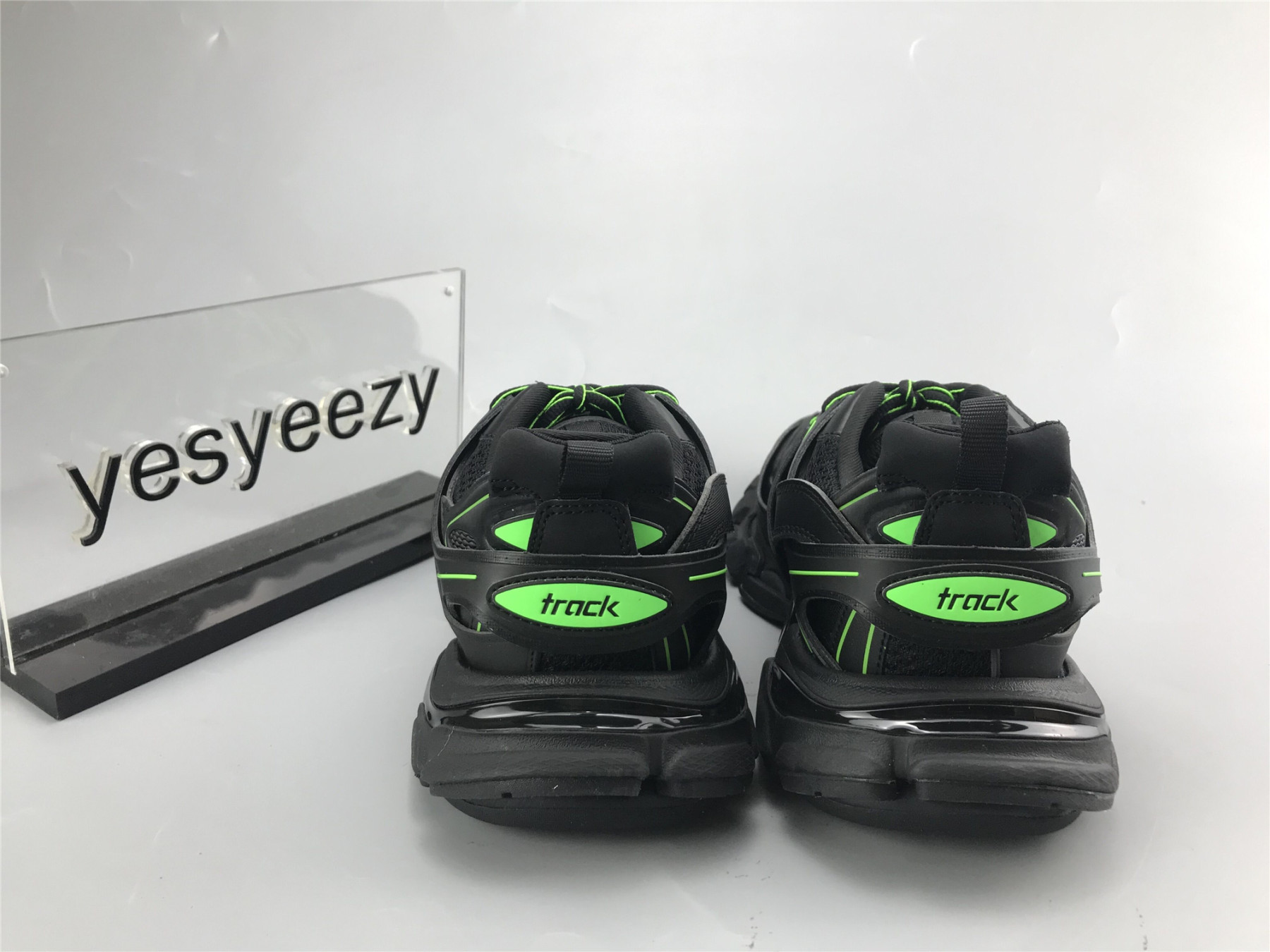 UA TRACK TRAINER BLACK GREEN SNEAKER