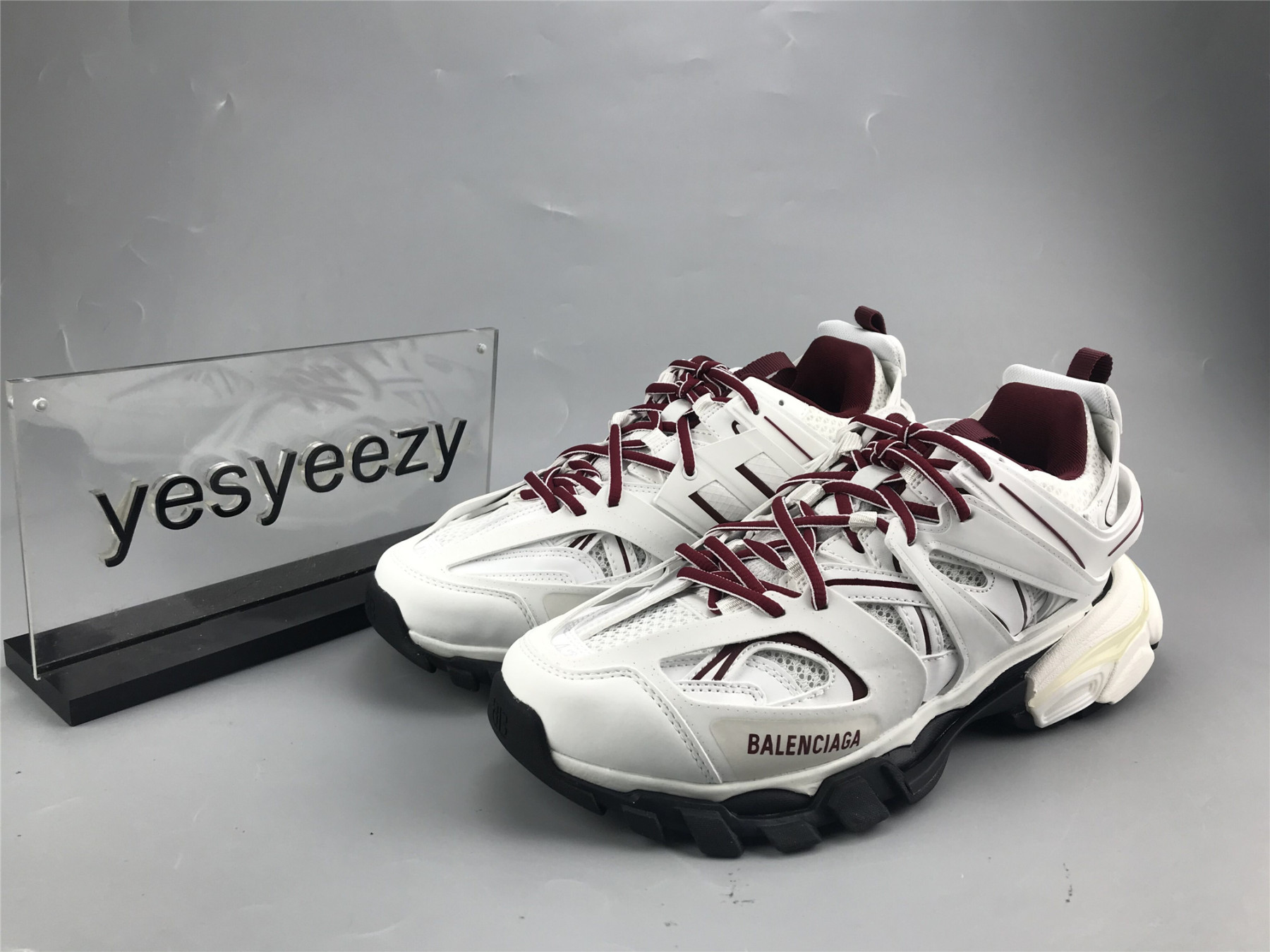 UA TRACK TRAINER WHITE BURGUNDY SNEAKER