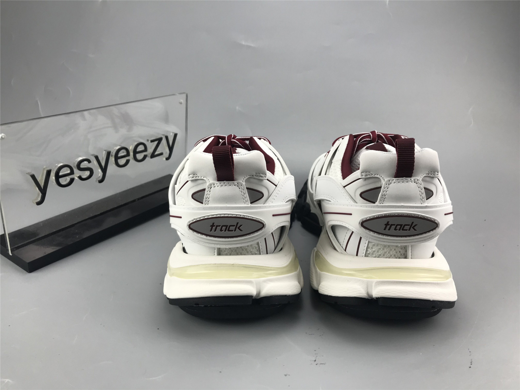 UA TRACK TRAINER WHITE BURGUNDY SNEAKER