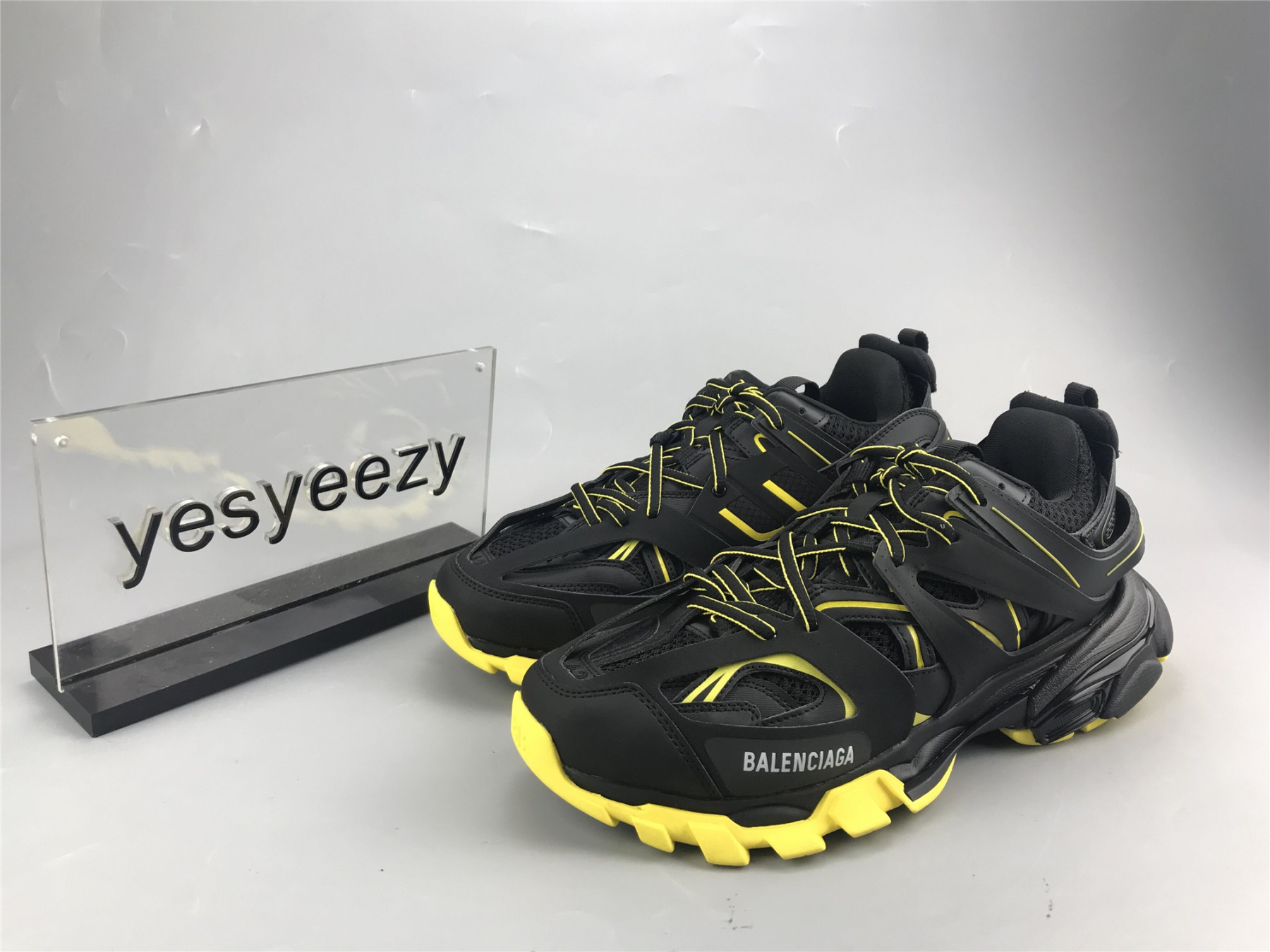 UA TRACK TRAINER BLACK YELLOW SNEAKER