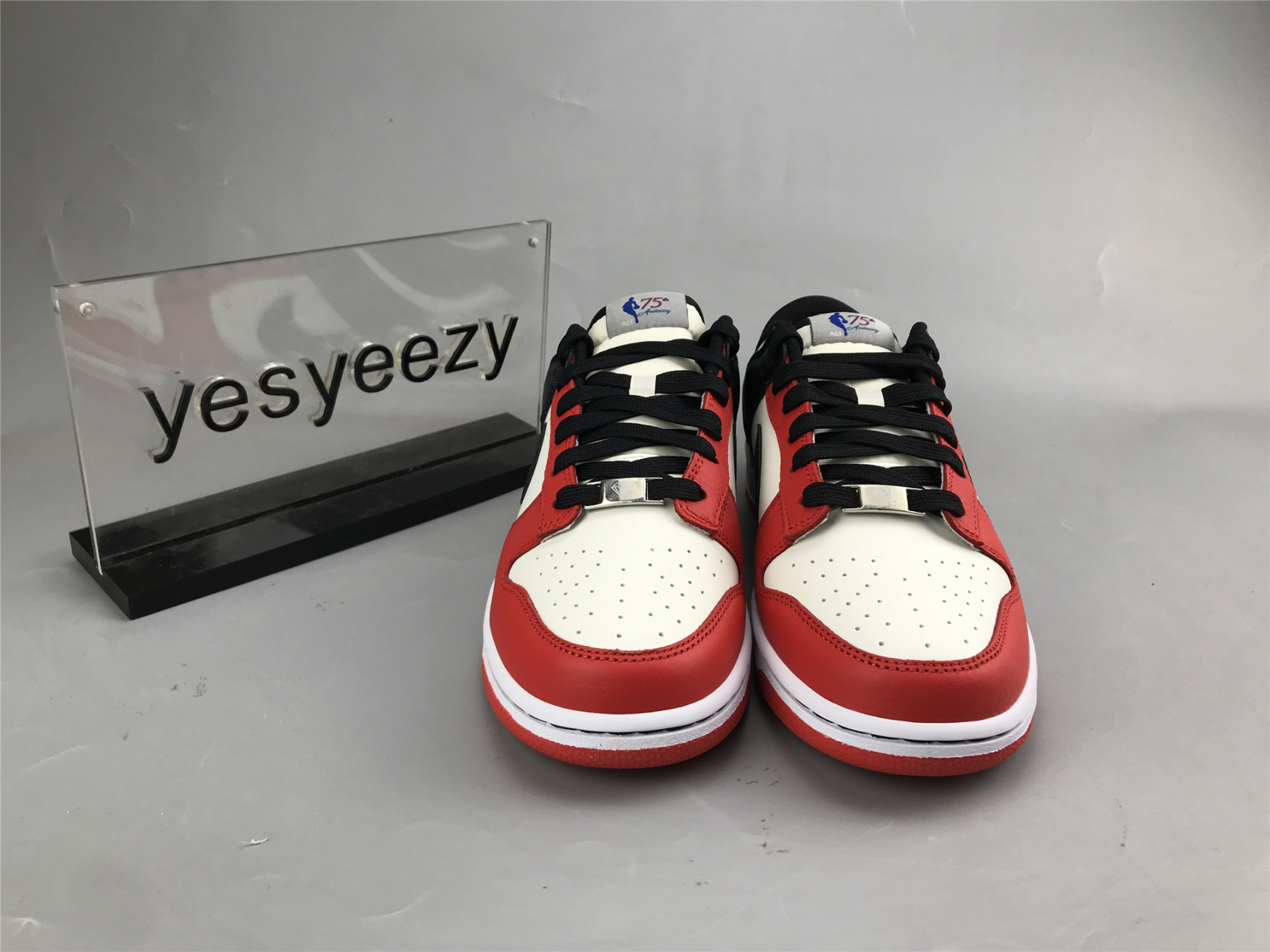 UA NIKE DUNK LOW EMB NBA 75TH ANNIVERSARY - CHICAGO