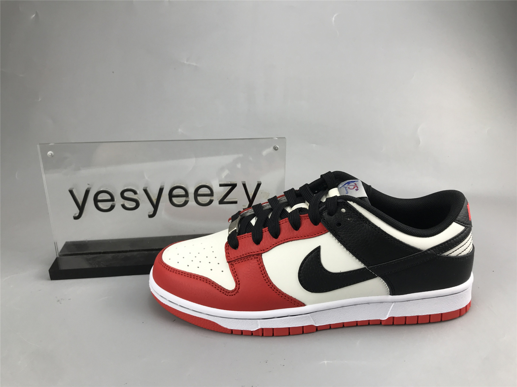 UA NIKE DUNK LOW EMB NBA 75TH ANNIVERSARY - CHICAGO