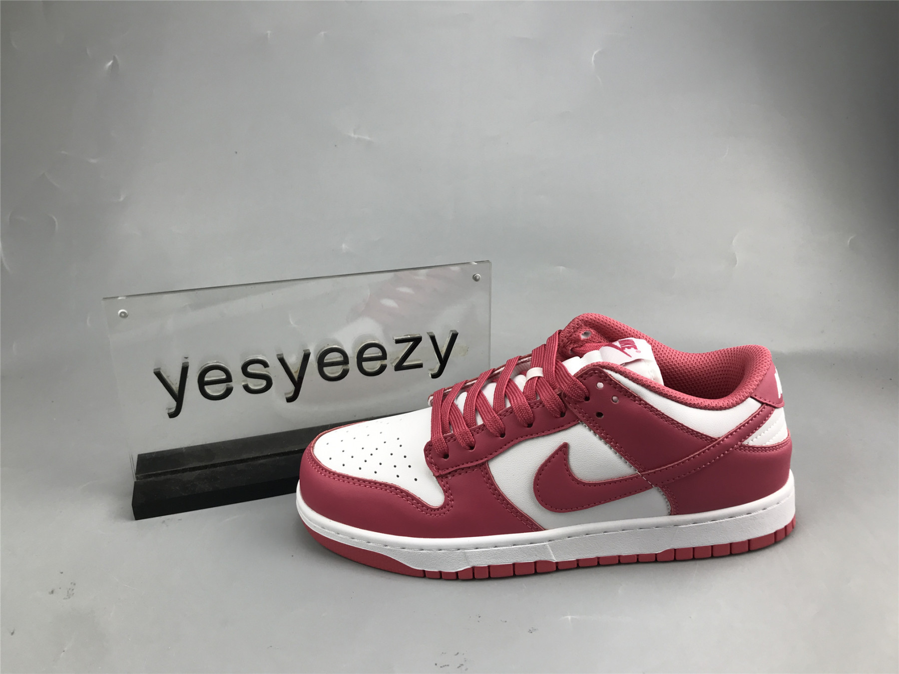 UA NIKE WMNS DUNK LOW 