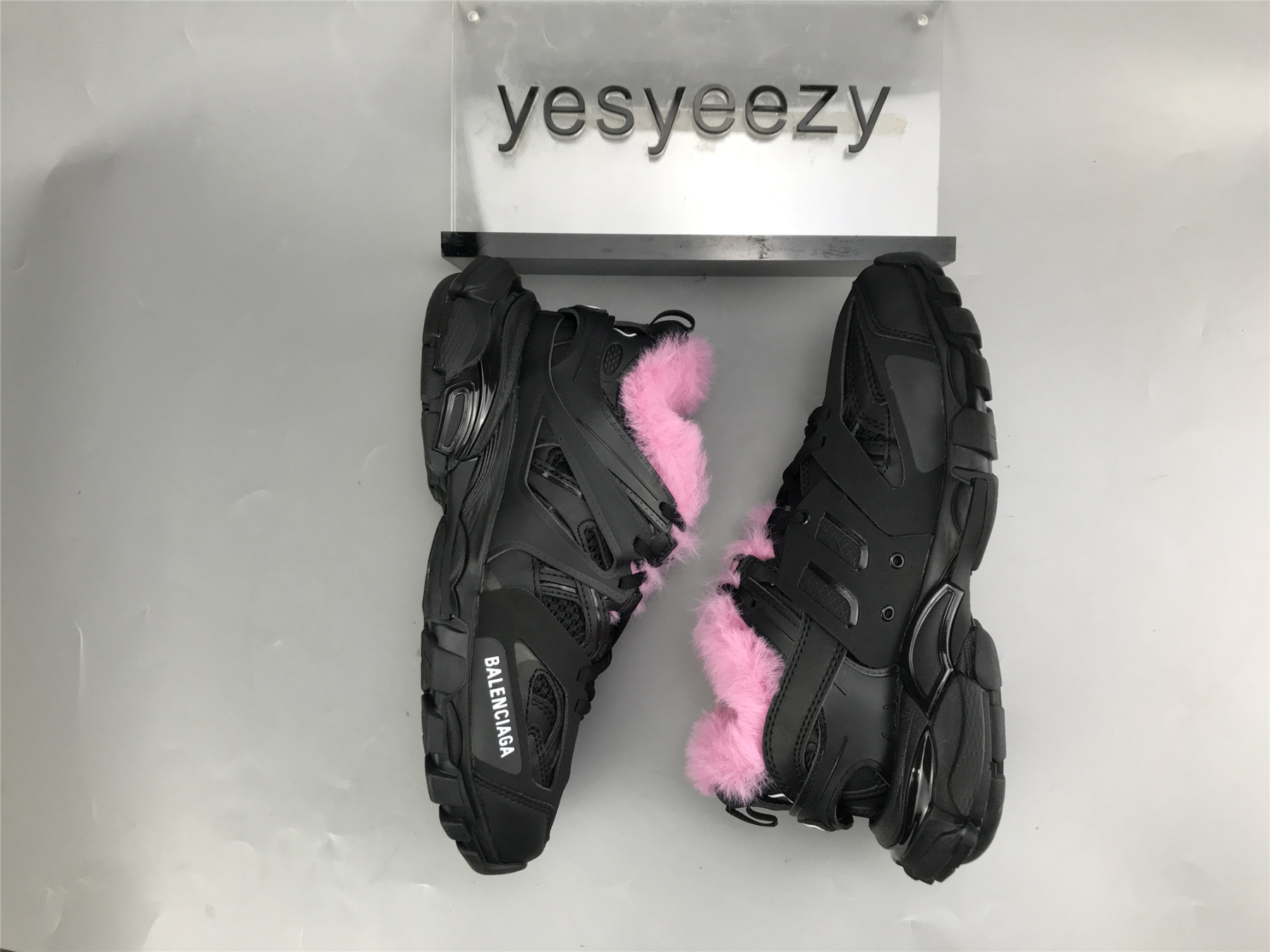 UA TRACK FUR SNEAKER BLACK PINK