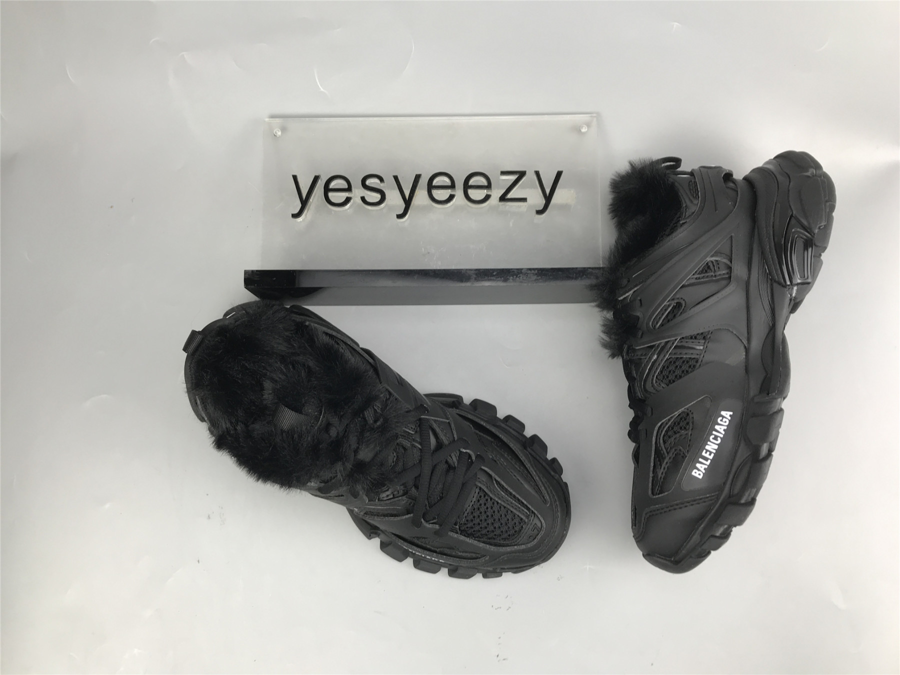 UA TRACK FUR SNEAKER ALL BLACK
