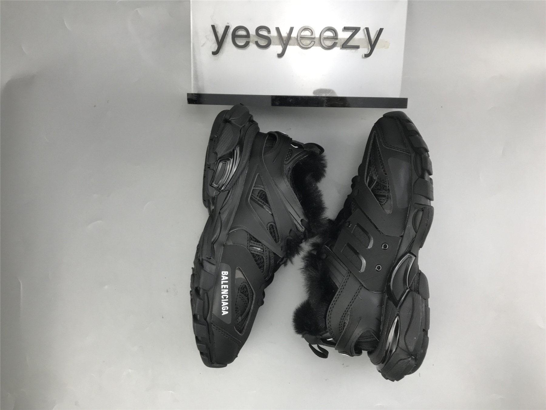 UA TRACK FUR SNEAKER ALL BLACK