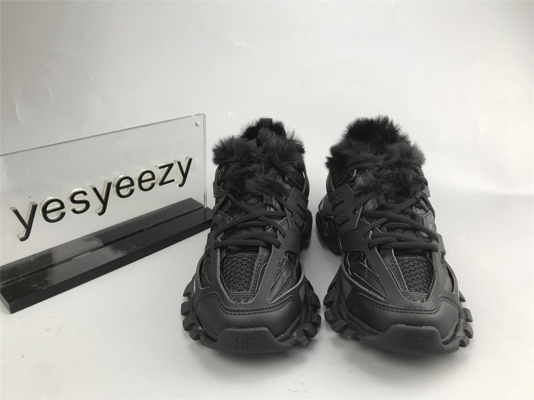 UA TRACK FUR SNEAKER ALL BLACK